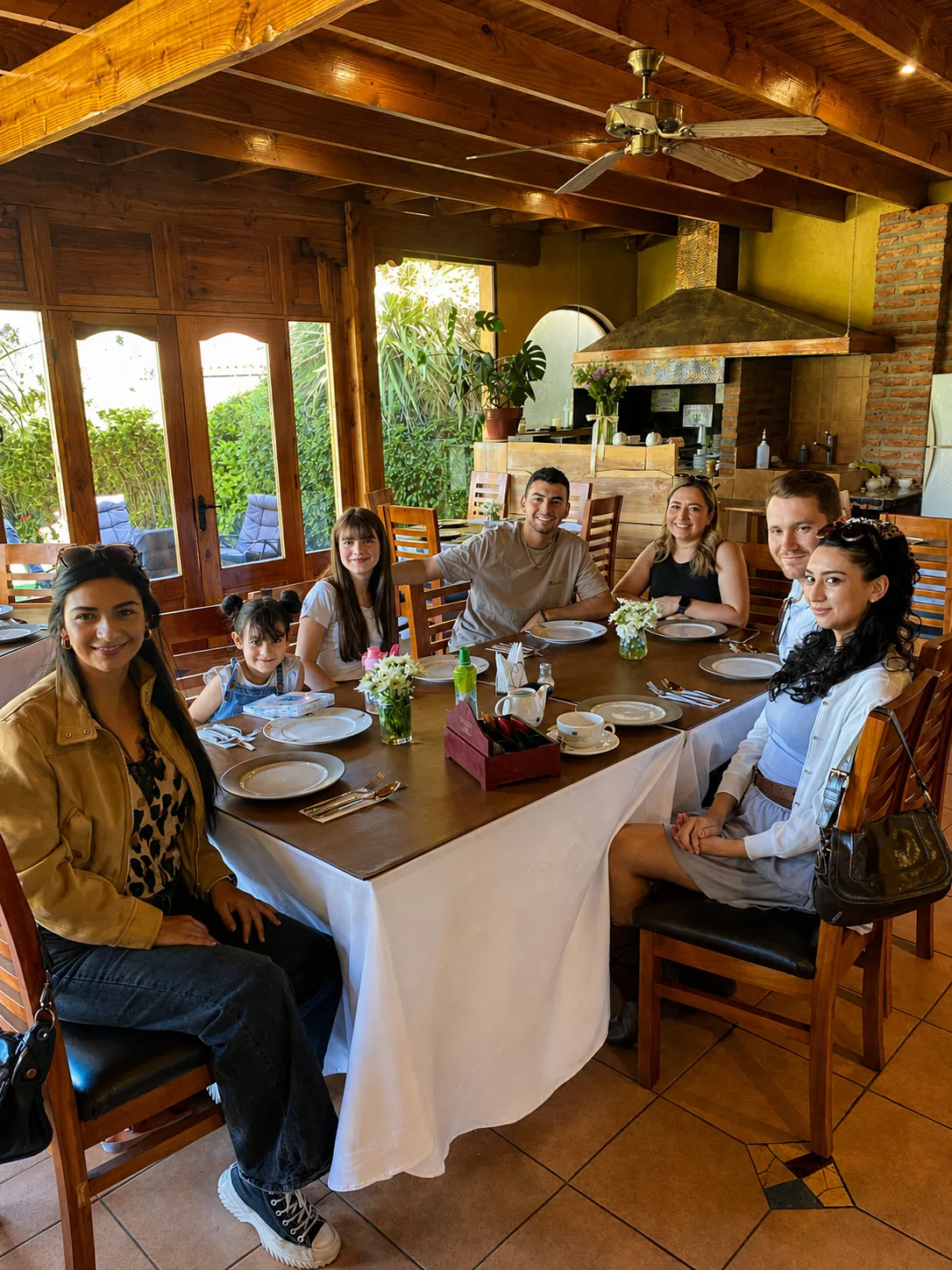 Comensales compartiendo en el salón de Mitifuu